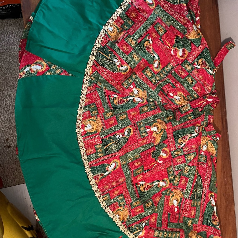 Elegant tree skirt